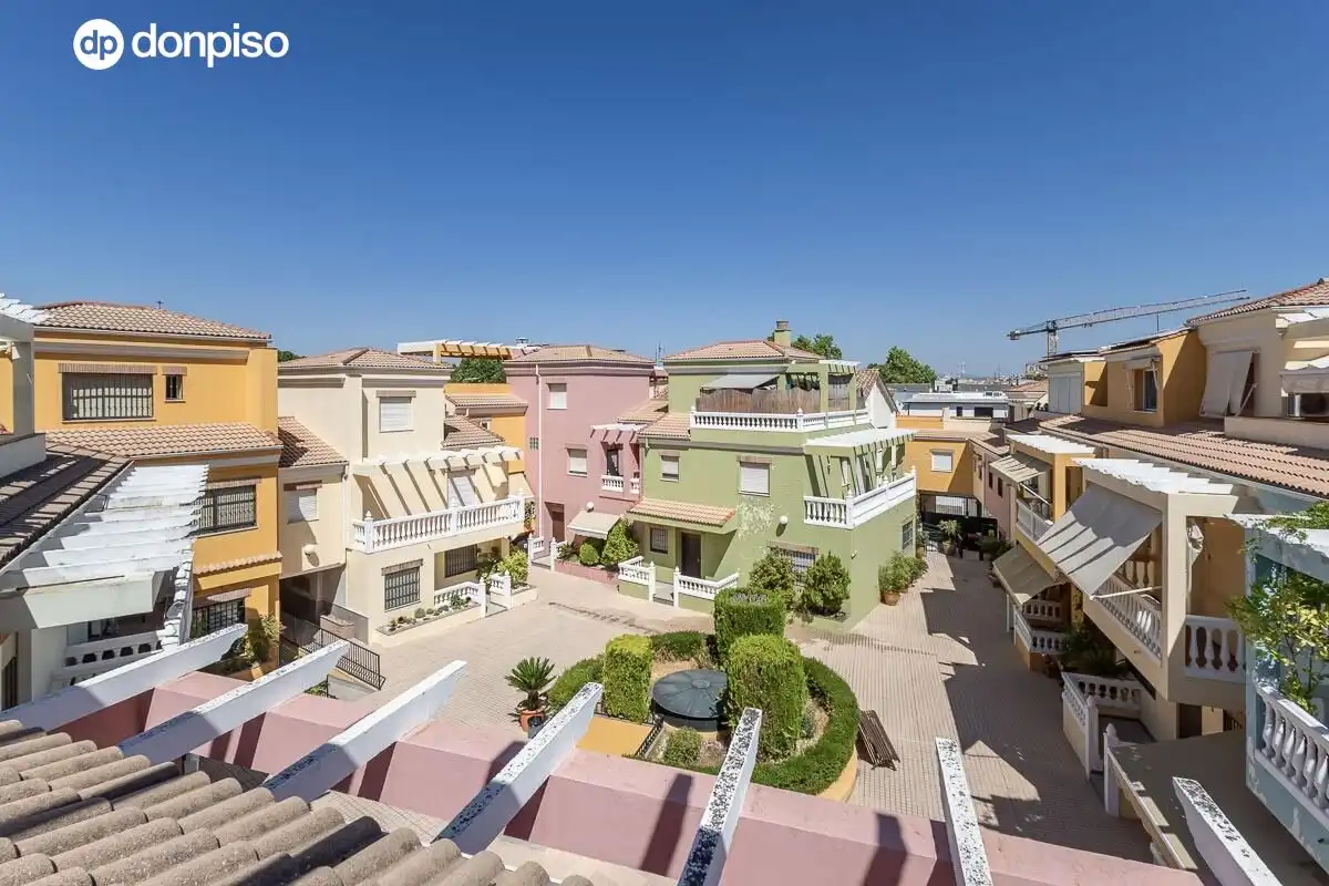 Vista exterior de Casa adosada en venda en Granada amb Aire condicionat i Terrassa