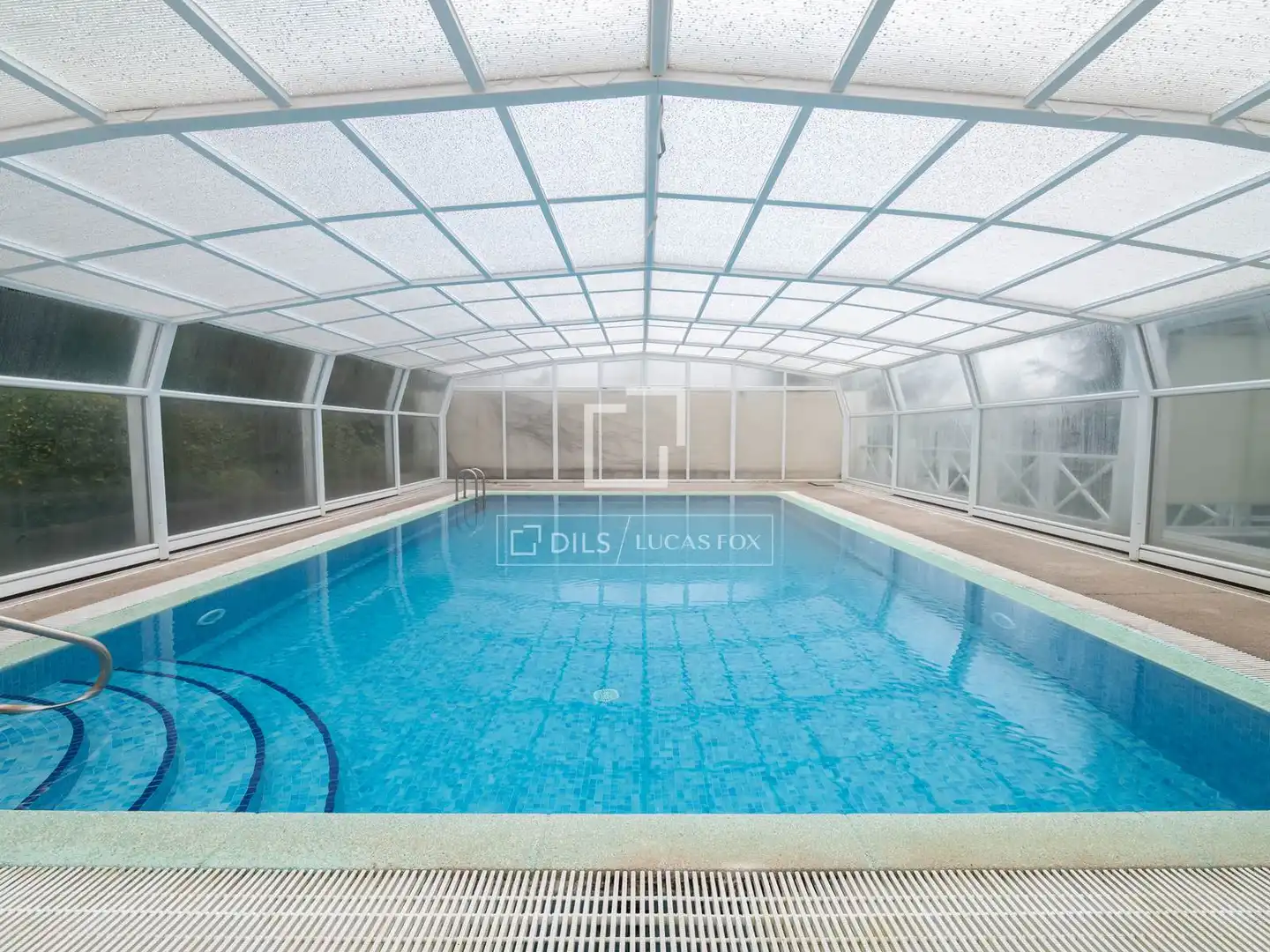 Piscina de Casa o xalet en venda en Madrid amb Aire condicionat, Calefacció i Jardí privat