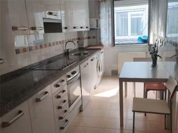 Cuina de Pis en venda en Oviedo  amb Calefacció, Parquet i Traster