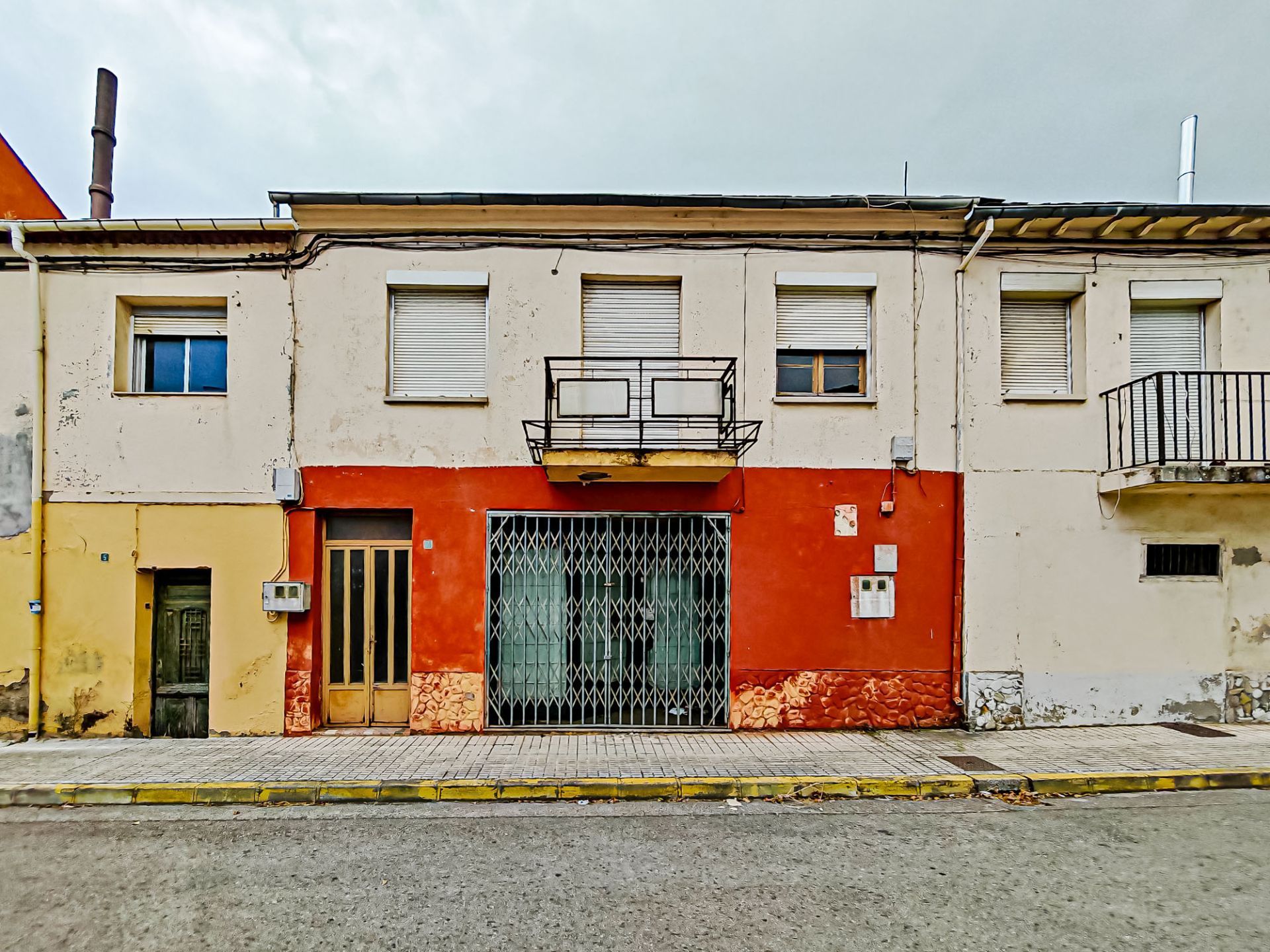 Vista exterior de Casa o xalet en venda en Ponferrada amb Calefacció i Jardí privat