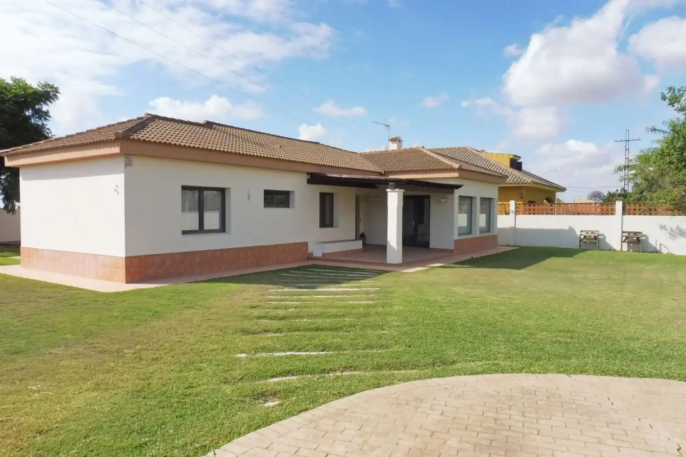 Chalet con jardín en venta en Sanlúcar la Mayor, imagen 3