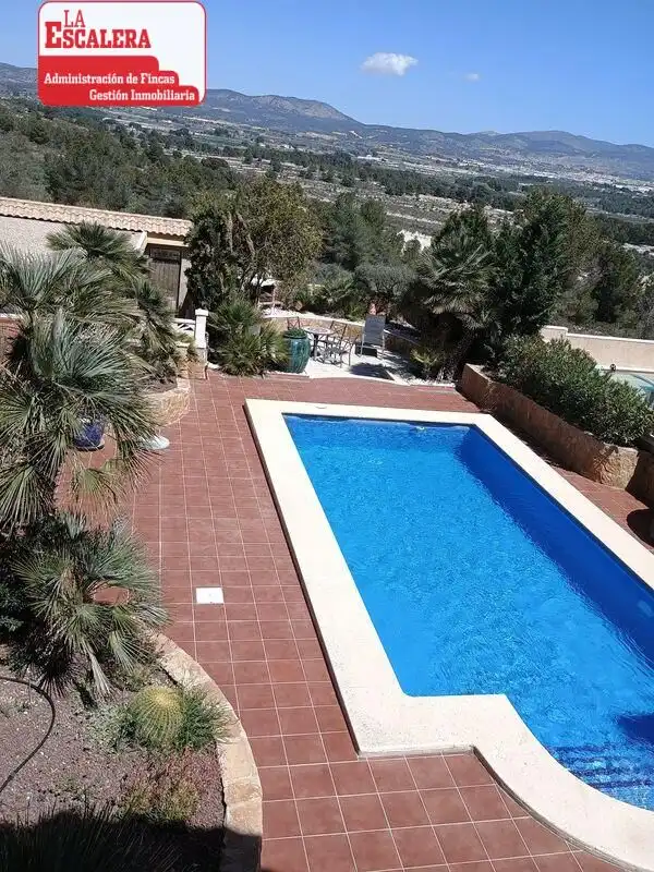 Piscina de Casa o chalet en venta en Castalla con Aire acondicionado, Calefacción y Jardín privado