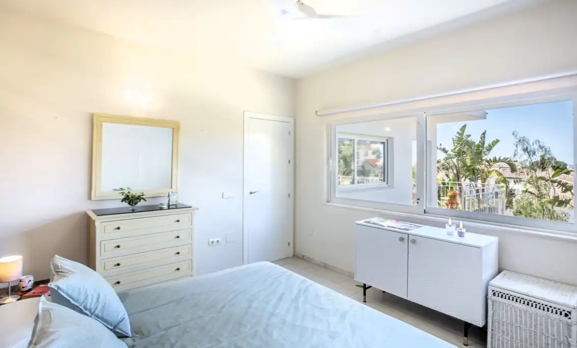 Dormitori de Casa o xalet en venda en Mijas amb Aire condicionat, Jardí privat i Terrassa