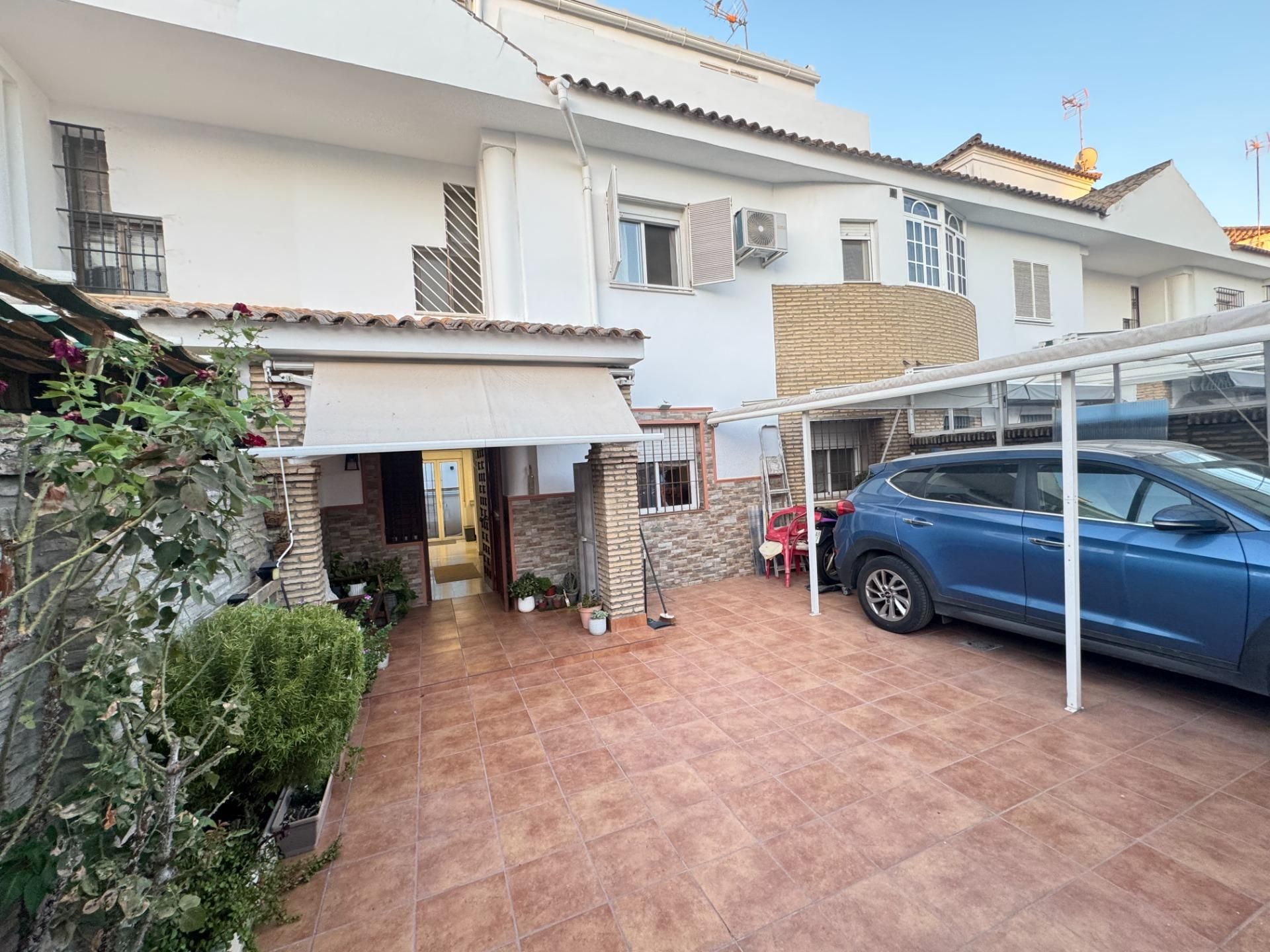 Vista exterior de Casa o xalet en venda en Dos Hermanas amb Aire condicionat, Piscina i Balcó