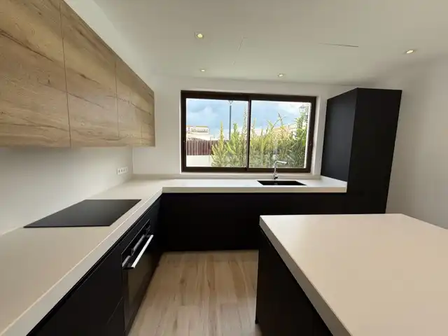 Cuina de Casa o xalet en venda en Santa Eulària des Riu amb Aire condicionat, Calefacció i Jardí privat