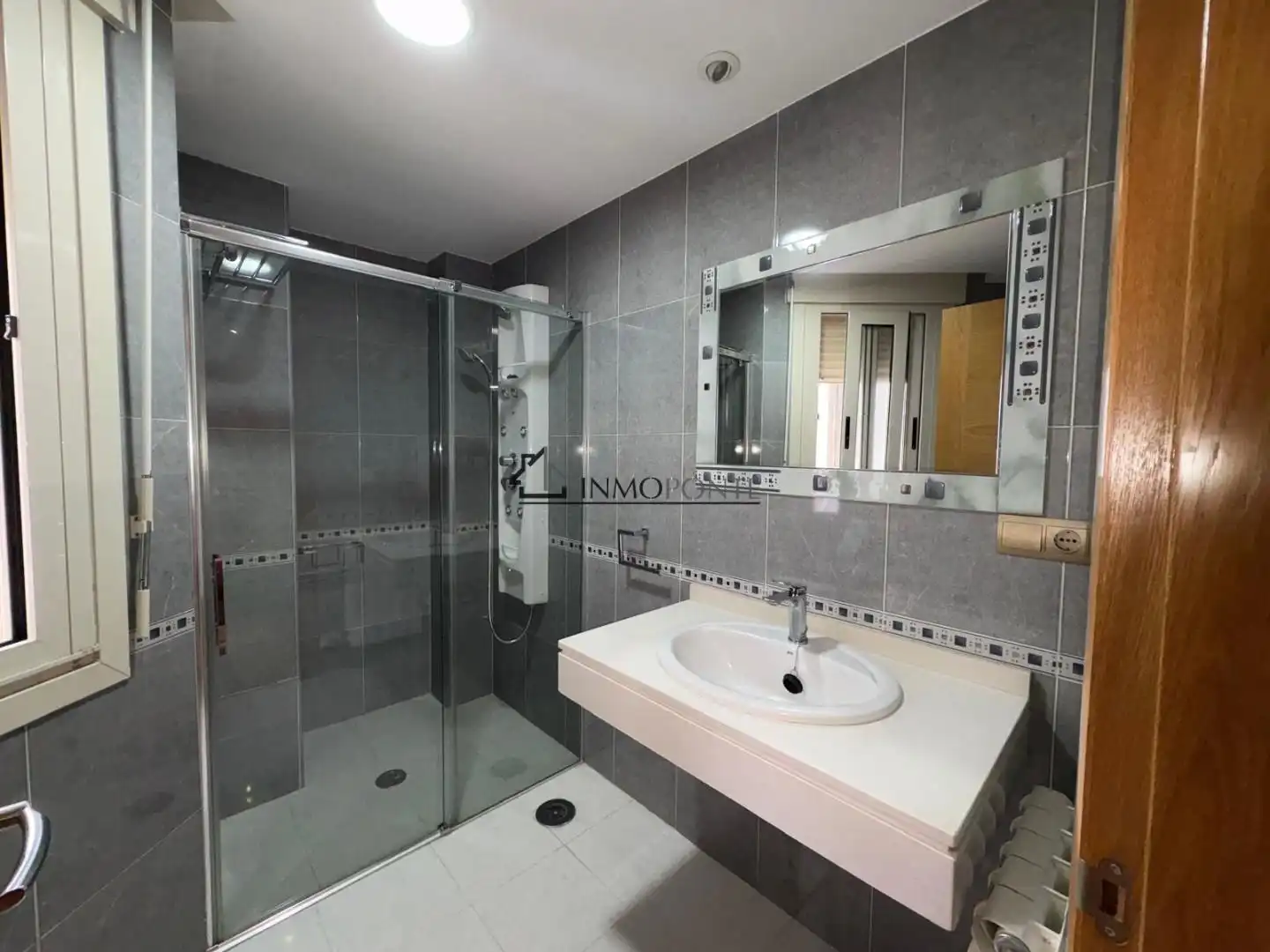 Badezimmer von Wohnung zur Miete in Pontevedra Capital  mit Heizung und Möbliert