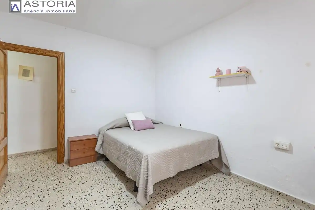 Schlafzimmer von Wohnung zum Verkauf in Granada mit Möbliert und Balkon