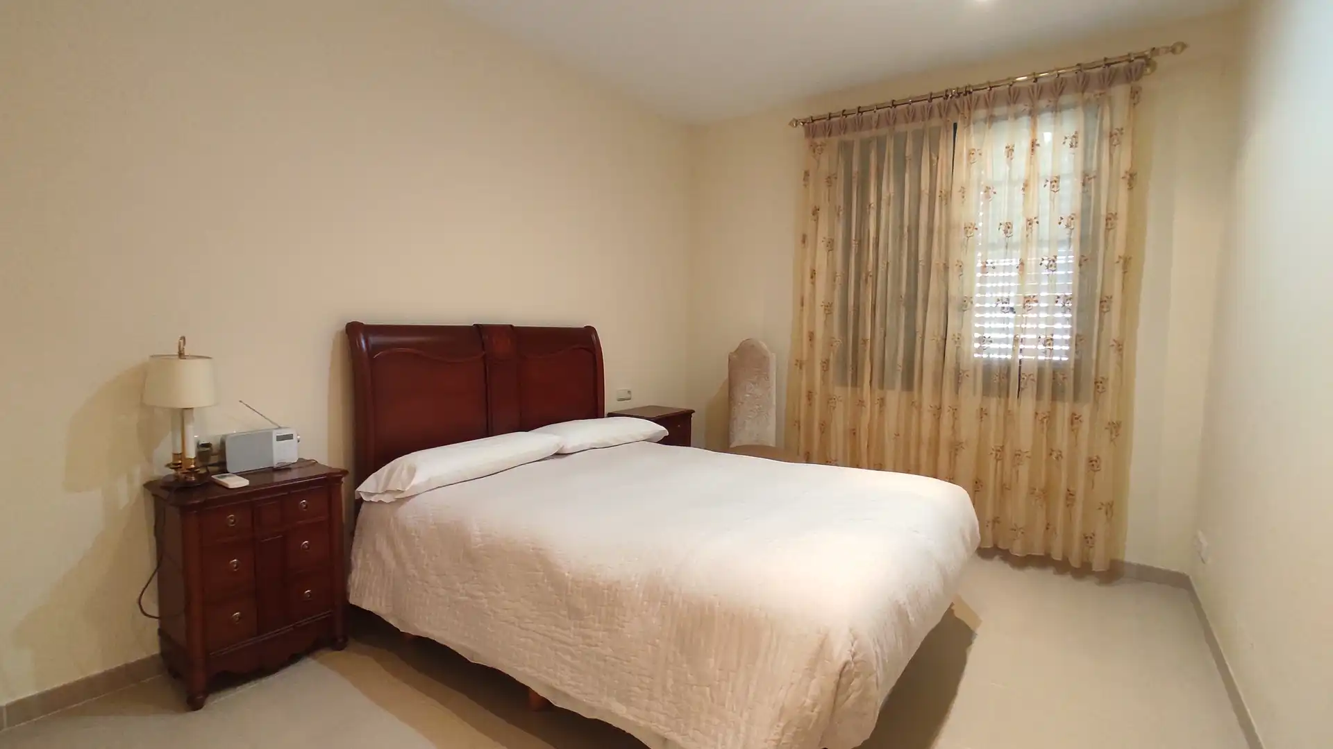 Schlafzimmer von Country house zum Verkauf in Roda de Berà mit Klimaanlage, Heizung und Privatgarten