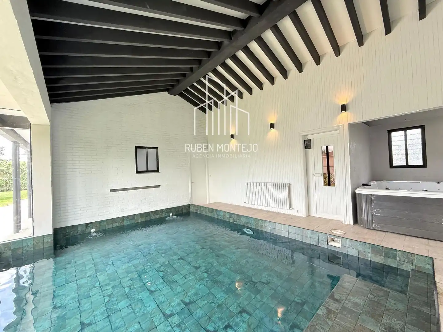 Piscina de Casa o xalet en venda en Carbajosa de la Sagrada amb Calefacció, Jardí privat i Piscina