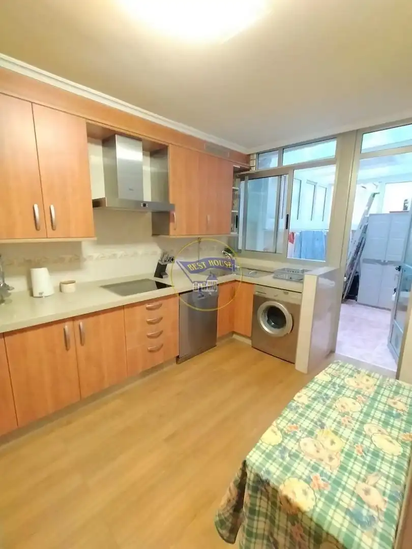 Cuina de Pis de lloguer en Vigo  amb Calefacció, Parquet i Moblat