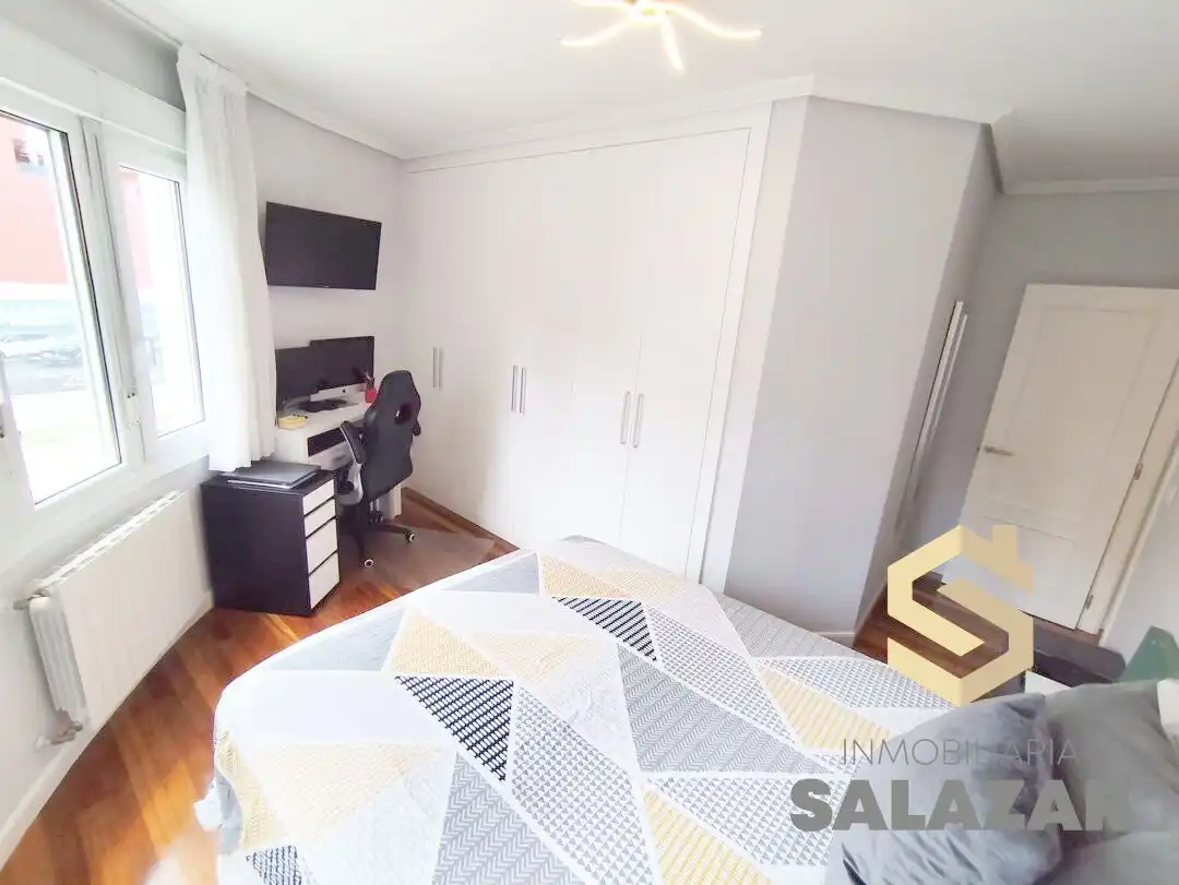 Bedroom of Flat for sale in Bilbao   with Heating, Storage room and Balcony