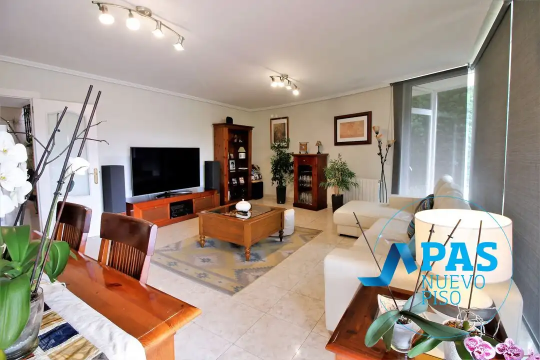 Sala d'estar de Casa o xalet en venda en Santander amb Calefacció, Jardí privat i Terrassa