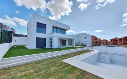 Vista exterior de Casa o xalet en venda en Manilva amb Aire condicionat, Terrassa i Piscina