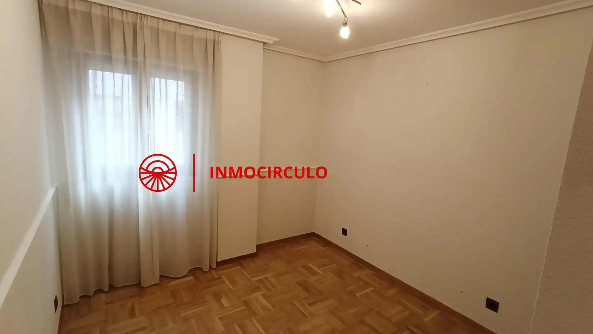 Dormitori de Apartament en venda en Burgos amb Calefacció i Traster
