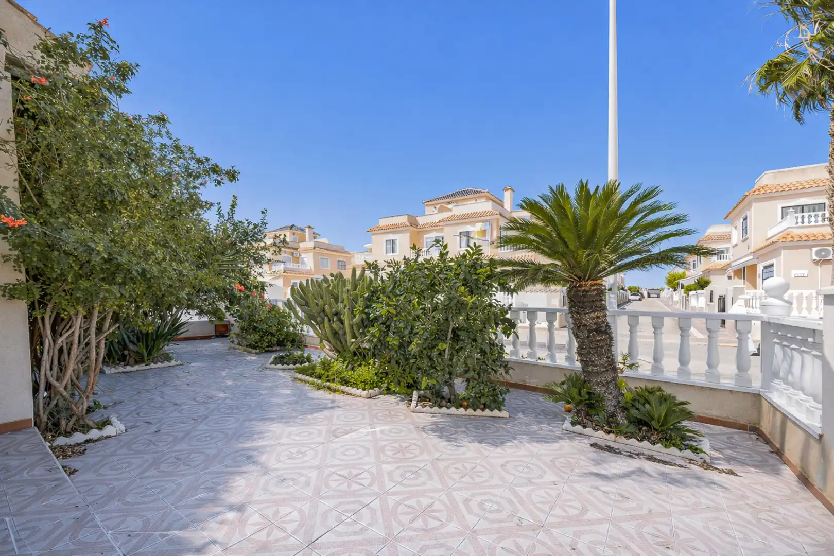 Vista exterior de Casa o xalet en venda en Orihuela amb Aire condicionat, Terrassa i Piscina