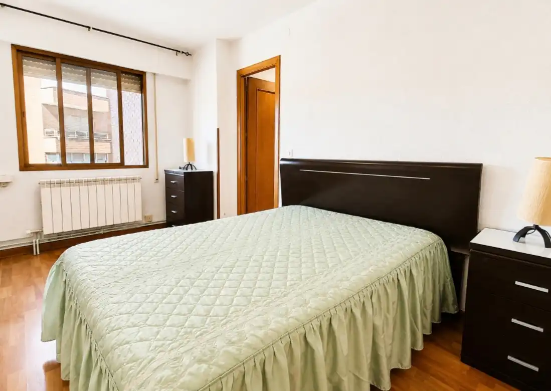 Schlafzimmer von Wohnungen zur Miete in Madrid mit Klimaanlage, Heizung und Parkett