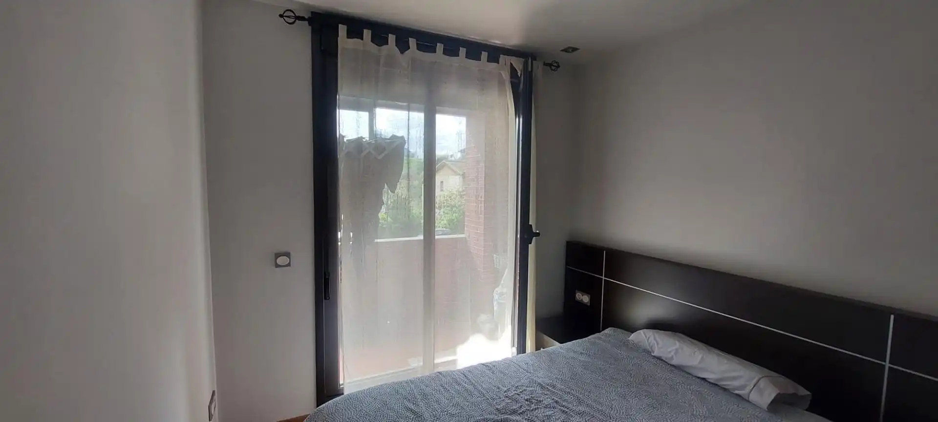 Dormitori de Pis en venda en Oviedo  amb Calefacció, Jardí privat i Traster