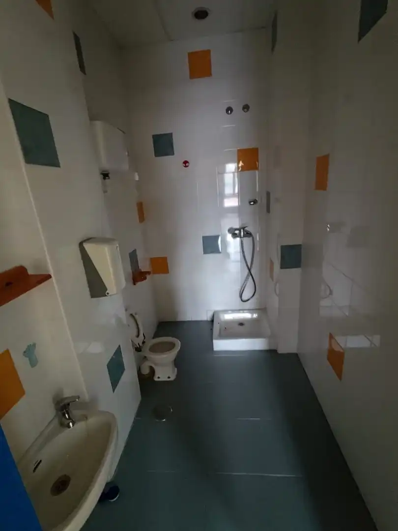 Bany de Local en venda en Valladolid amb Calefacció i Parquet