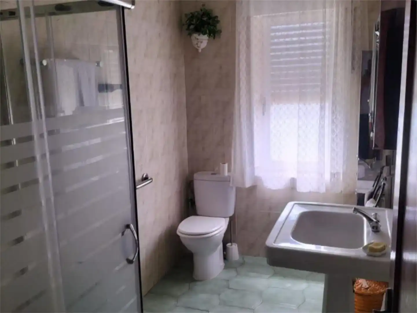 Badezimmer von Wohnung zum Verkauf in Valdeolea mit Privatgarten und Schwimmbad