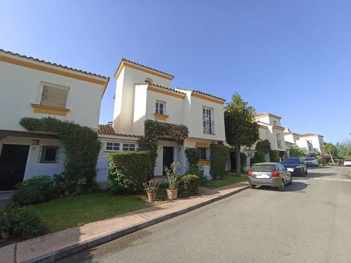 Vista exterior de Casa o chalet en venta en Estepona con Calefacción, Terraza y Trastero