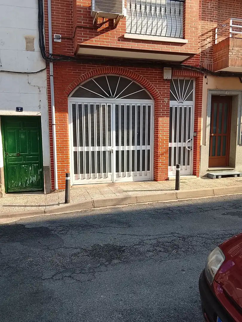Vista exterior de Local en venda en Candeleda