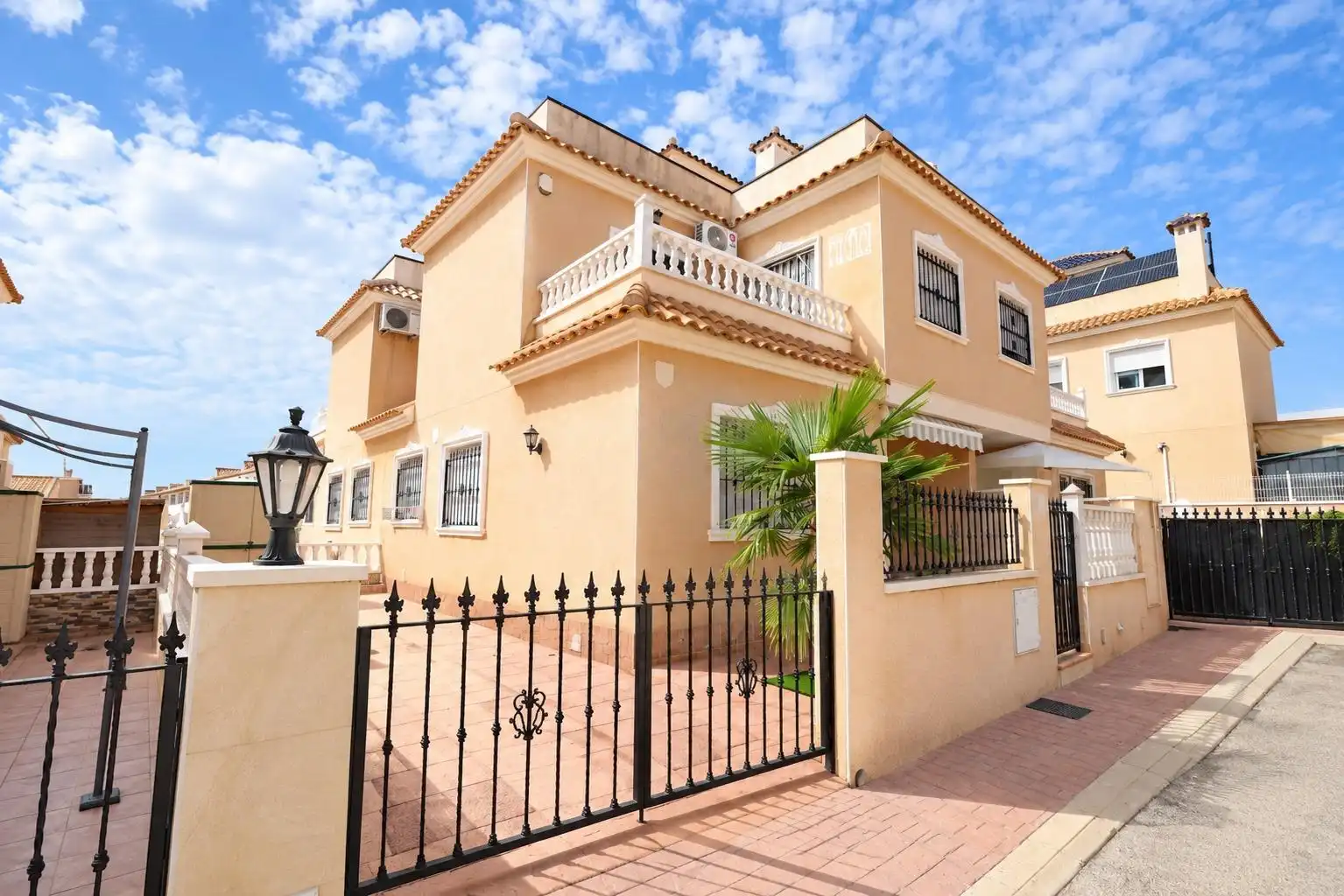 Maison mitoyenne avec terrasse à louer à Orihuela Costa