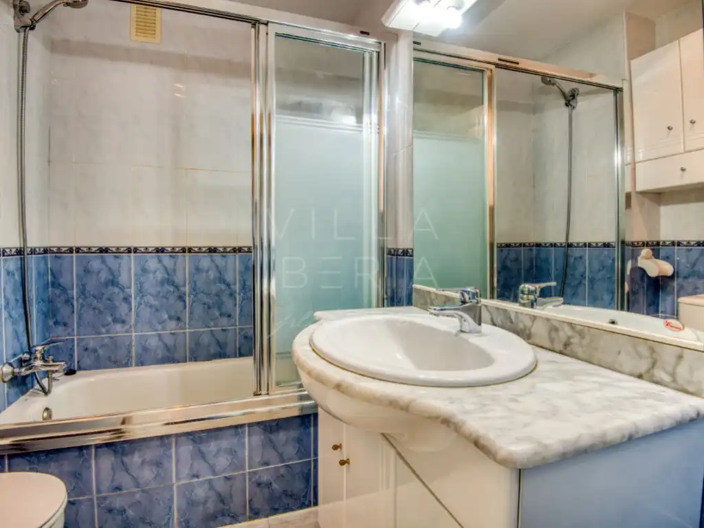 Badezimmer von Wohnungen zum Verkauf in Castell d'Aro, Platja d'Aro i s'Agaró mit Terrasse und Gemeinschaftspool