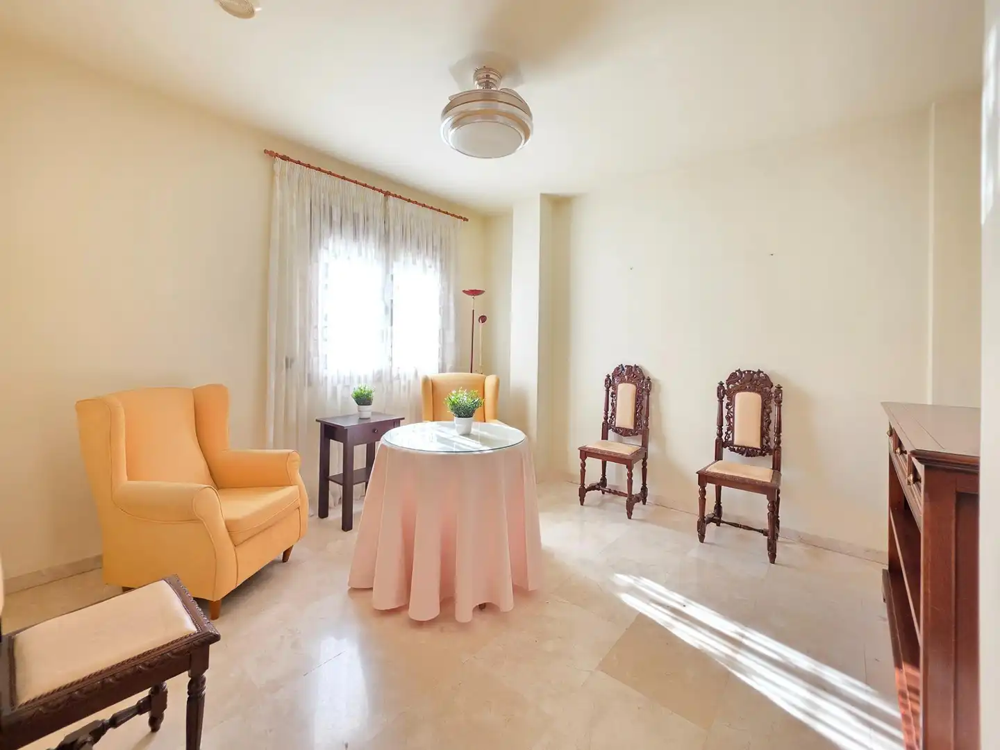 Sala de estar de Casa adosada en venta en Jaén con Aire acondicionado, Calefacción y Jardín privado