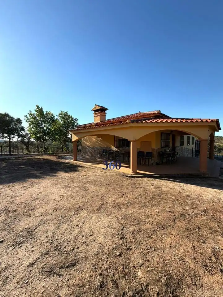 Außenansicht von Country house zum Verkauf in Cáceres mit Privatgarten, Terrasse und Schwimmbad