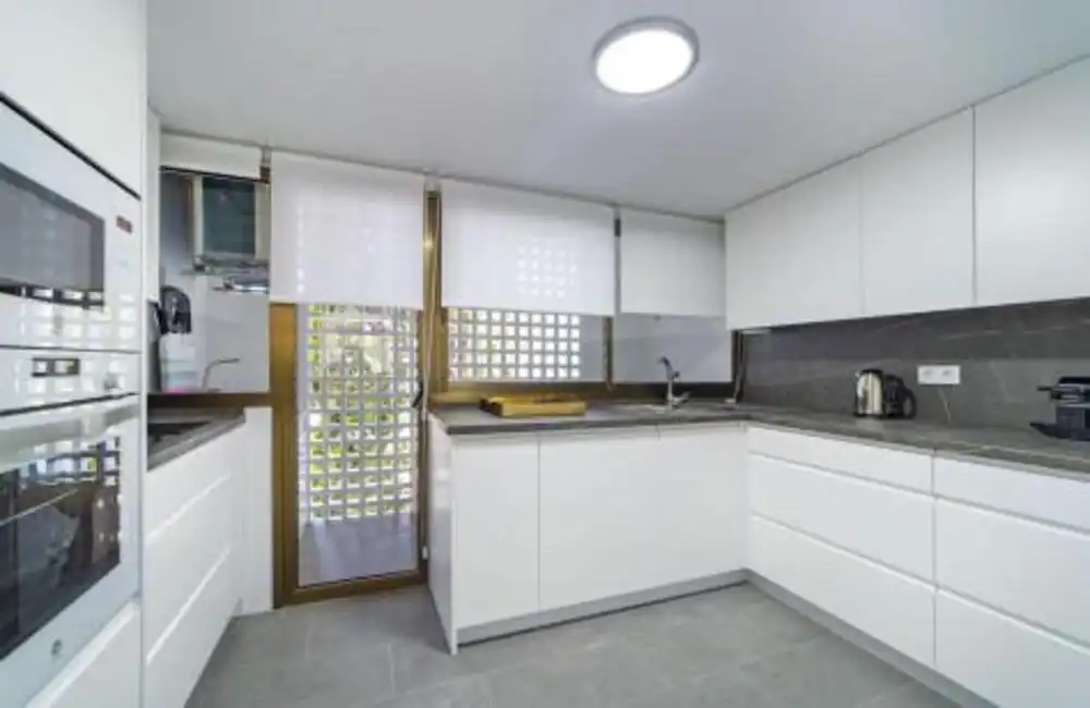Cuina de Apartament de lloguer en Marbella amb Aire condicionat, Terrassa i Piscina