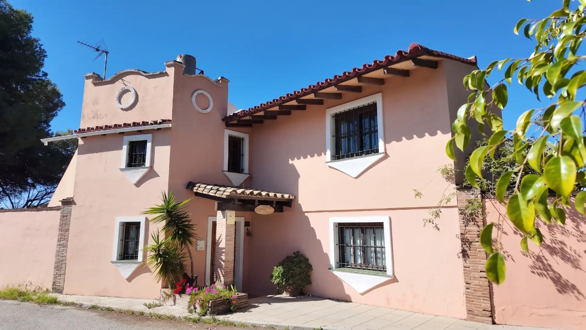 Vista exterior de Casa o chalet en venta en Estepona con Jardín privado y Terraza