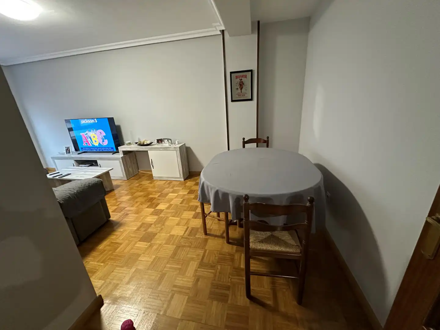 Menjador de Pis en venda en Oviedo  amb Calefacció, Parquet i Traster