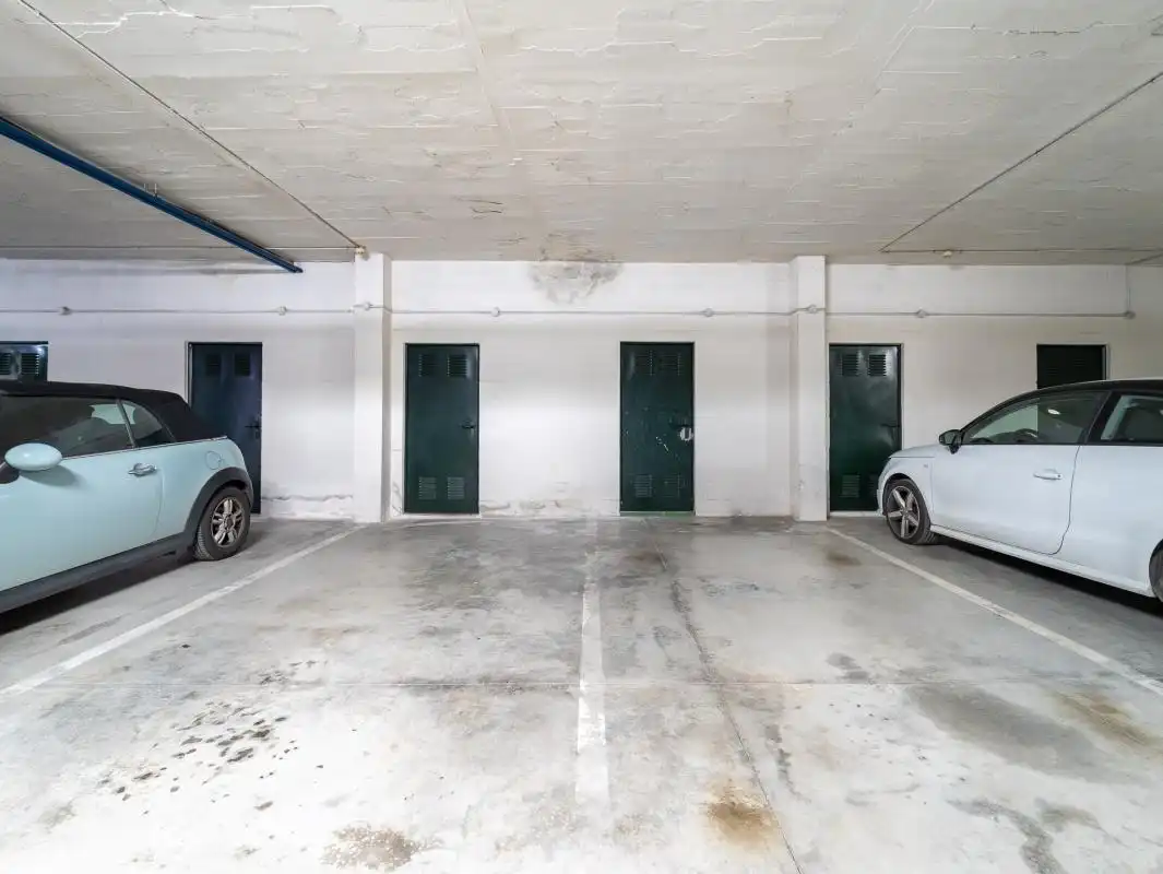 Parkplatz von Wohnung zum Verkauf in Algarrobo mit Klimaanlage, Heizung und Privatgarten