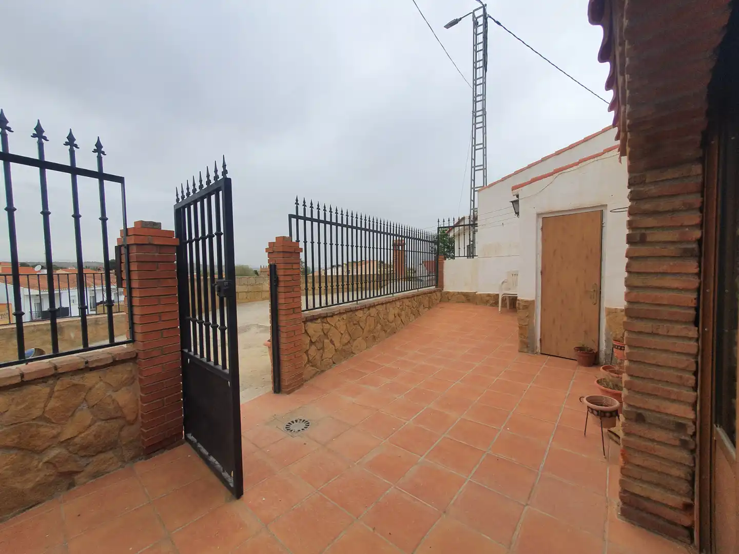 Vista exterior de Casa o xalet en venda en Guadix amb Terrassa i Moblat