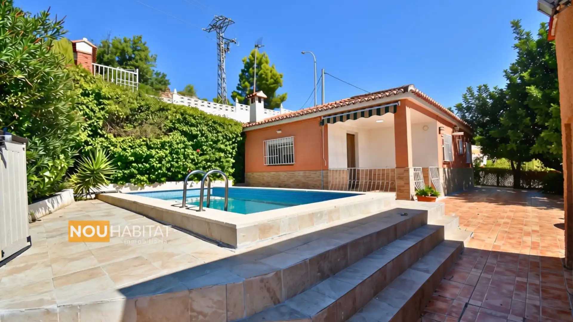 Villa mit Pool zur Miete in Montroi / Montroy
