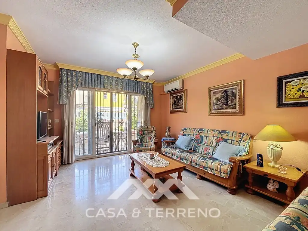 Sala d'estar de Casa adosada en venda en Vélez-Málaga amb Aire condicionat, Piscina i Microones