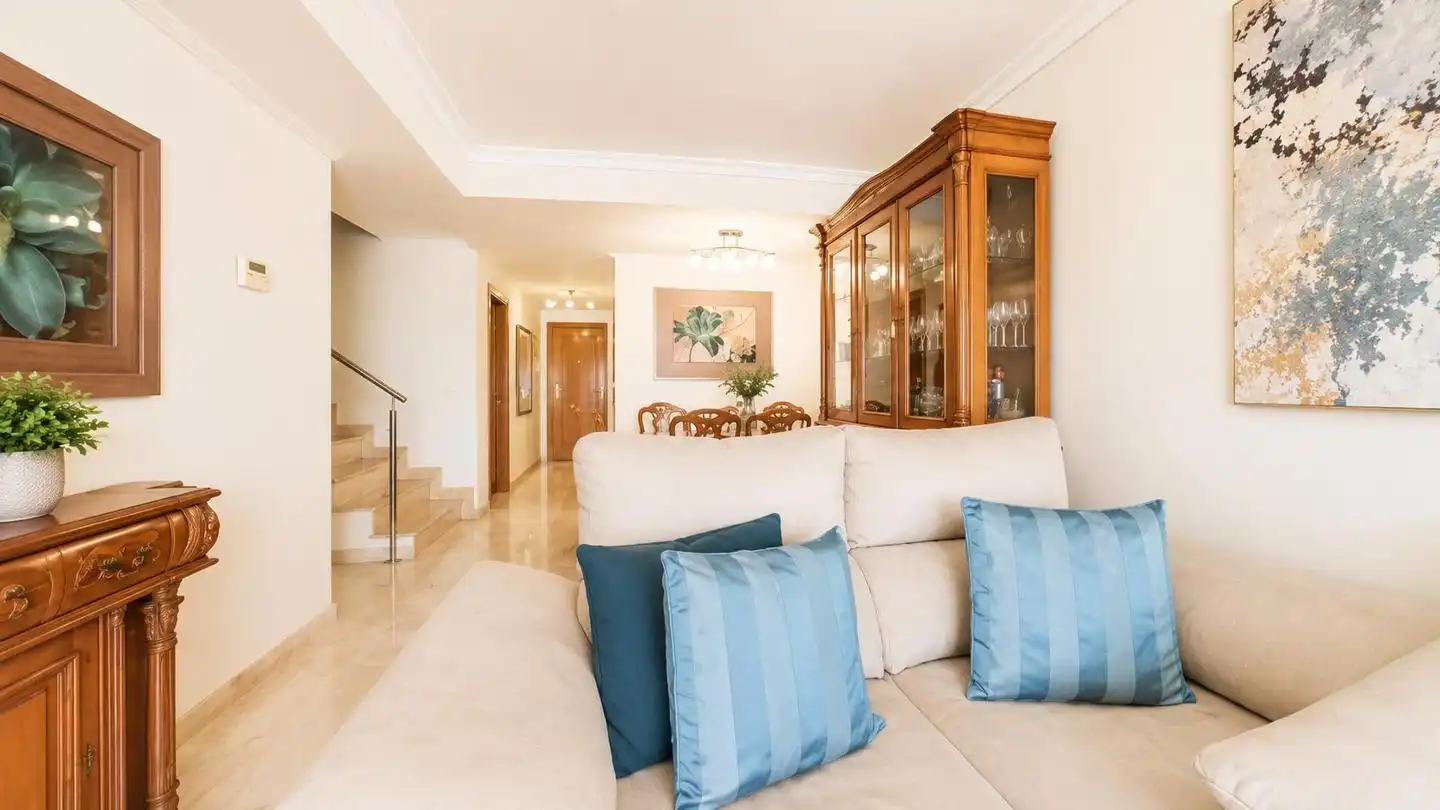 Sala d'estar de Dúplex en venda en Benalmádena amb Aire condicionat, Terrassa i Piscina comunitària