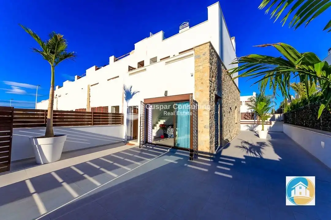 Vista exterior de Dúplex en venda en Pilar de la Horadada amb Aire condicionat, Calefacció i Jardí privat