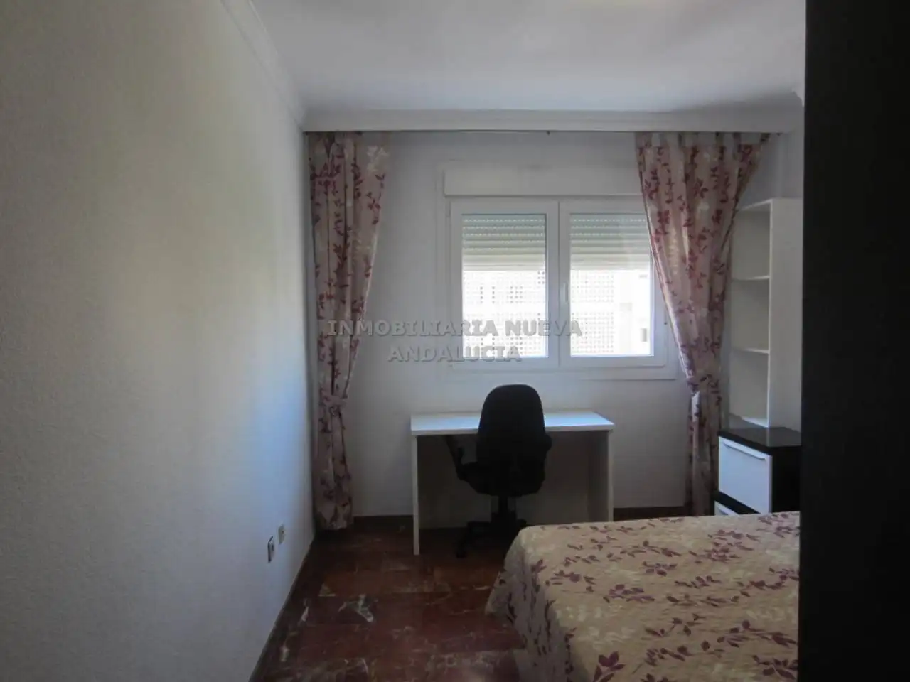 Habitación de Piso de alquiler en Almería con Terraza y Amueblado
