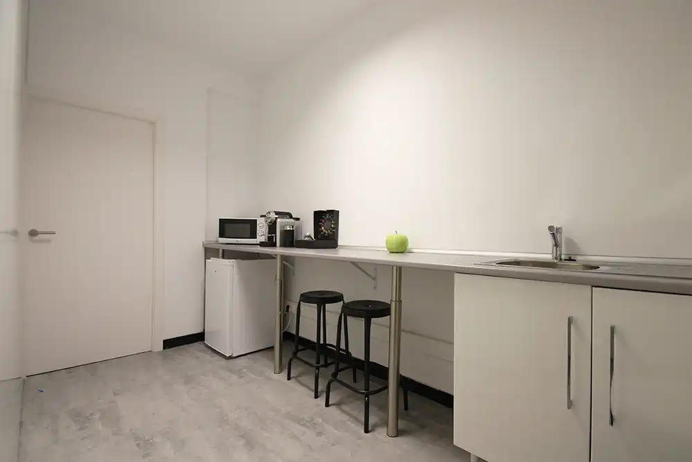 Küche von Büro zur Miete in Madrid mit Klimaanlage, Heizung und Möbliert