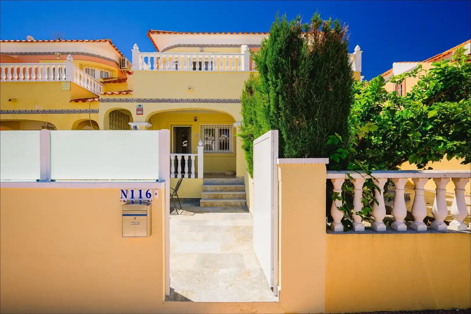Vista exterior de Casa adosada en venta en Orihuela con Aire acondicionado, Terraza y Trastero