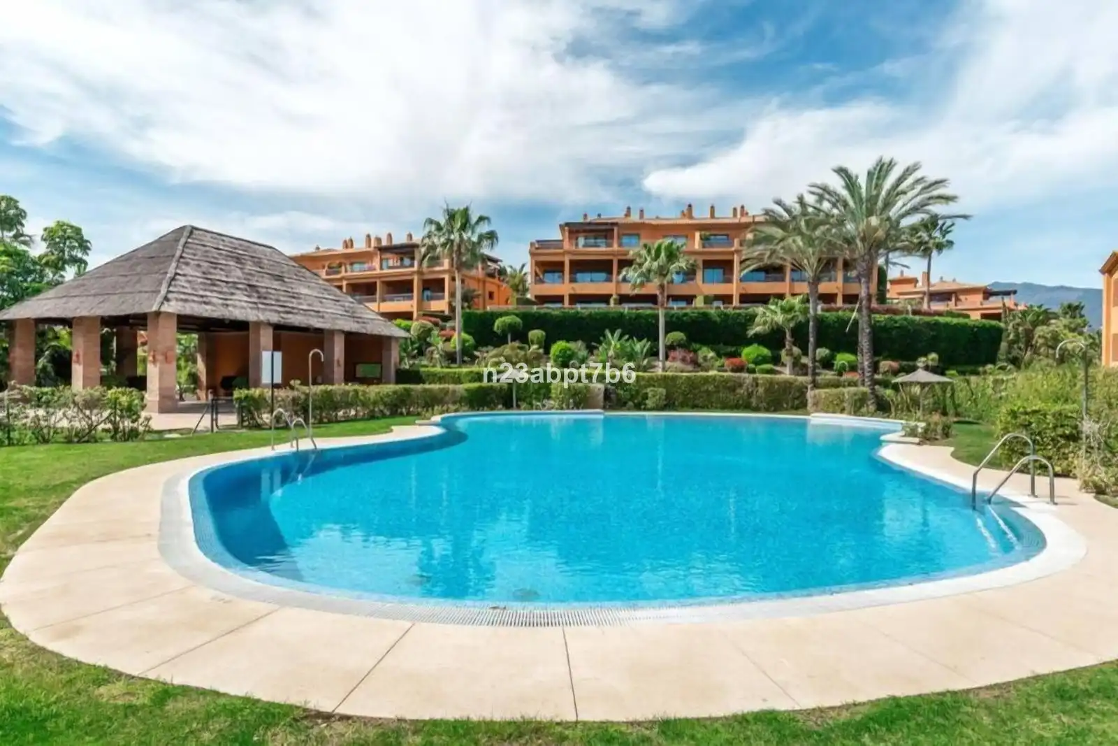 Apartamento con piscina en venta en Calle Pico Alcazaba 21