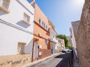 House with balcony for sale in Calle Enrique Lara 81