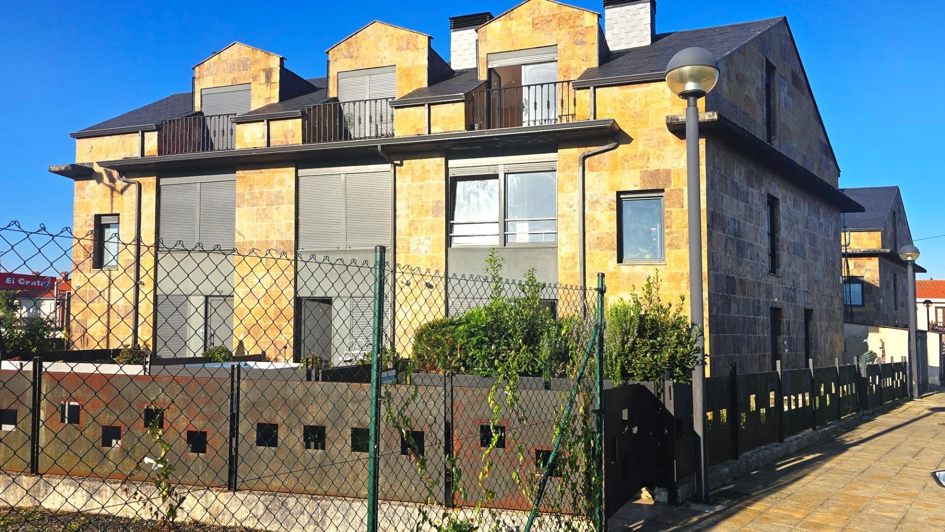 Vista exterior de Casa adosada en venda en Miengo amb Calefacció, Terrassa i Balcó