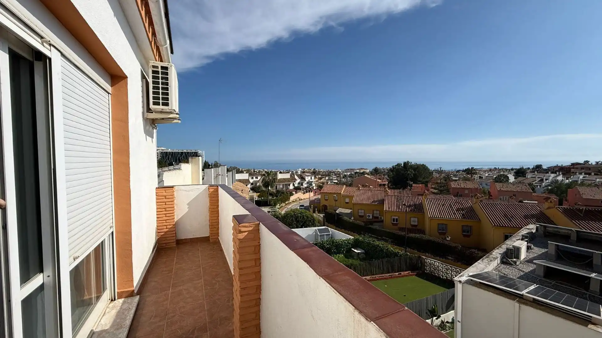 Vista exterior de Casa adosada en venda en Marbella amb Calefacció, Terrassa i Moblat