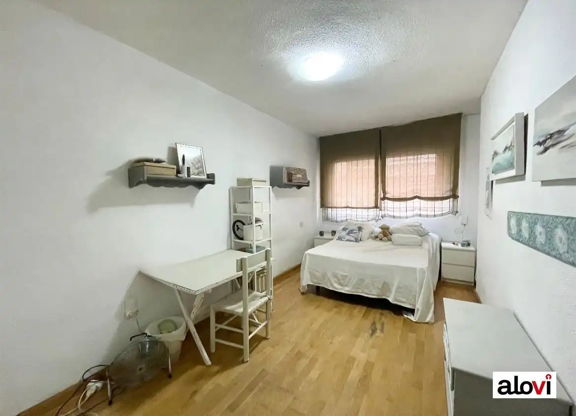 Habitación de Piso para compartir en Granada con Calefacción y Amueblado