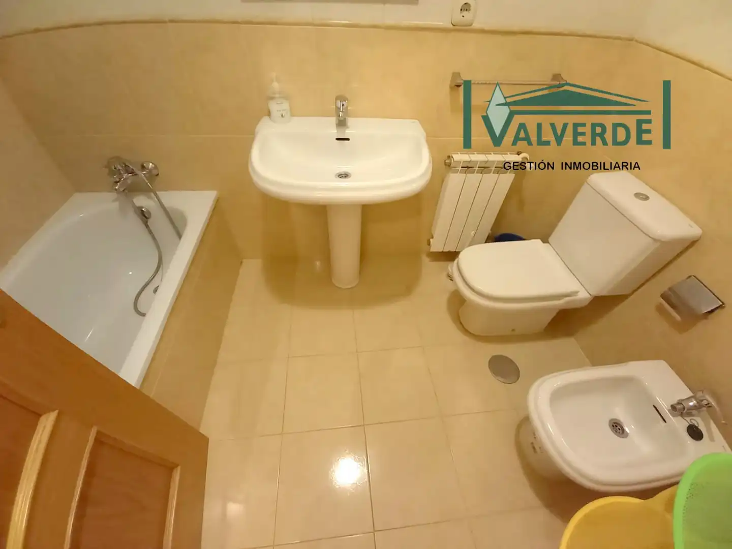 Bathroom of Flat for rent in Granada  with Air Conditioner, Heating and Furnished