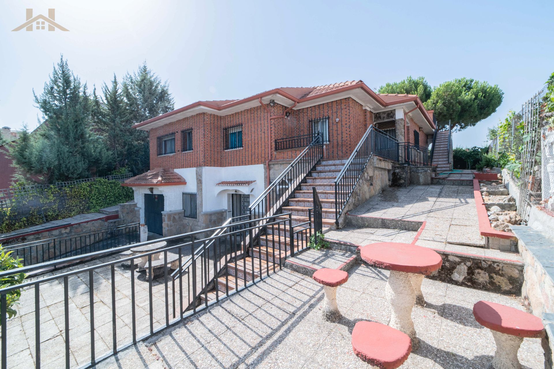 Vista exterior de Casa o xalet en venda en Móstoles amb Jardí privat, Terrassa i Moblat