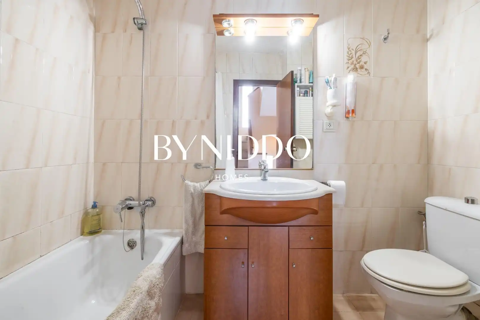 Baño de Casa adosada en venta en Sant Cugat del Vallès con Aire acondicionado, Calefacción y Jardín privado