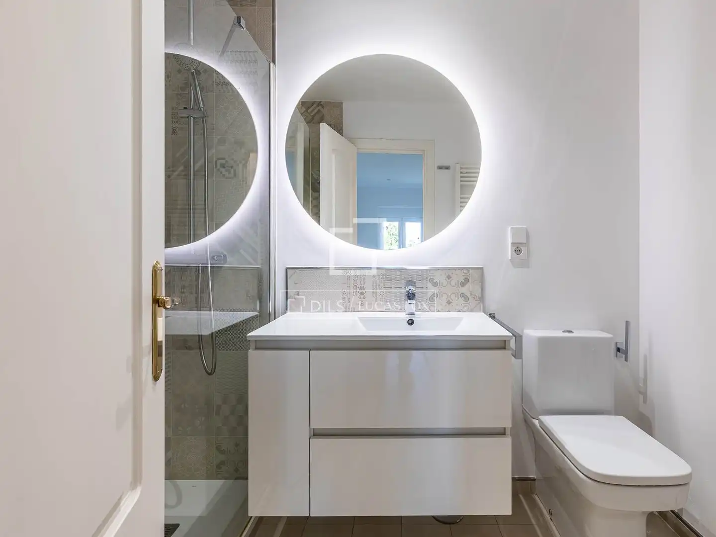 Bathroom of Attic for sale in Madrid  with Air Conditioner, Heating and Parquet flooring